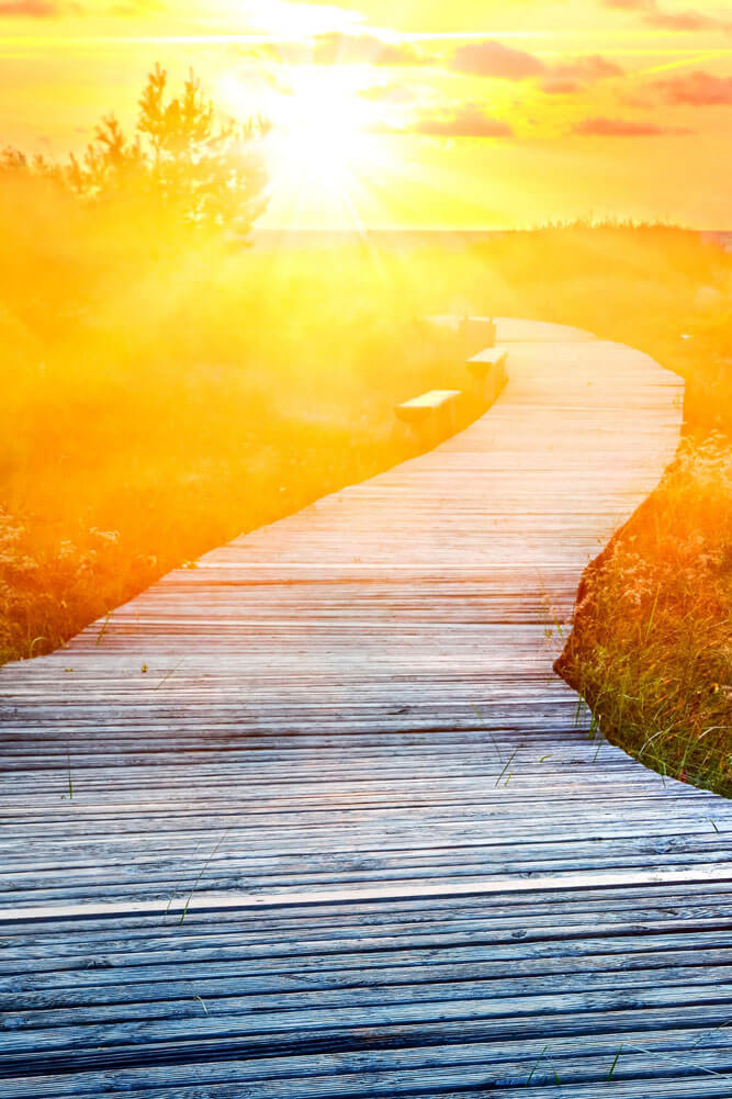 Hölzerner Weg durch die Natur, Richtung Sonnenuntergang